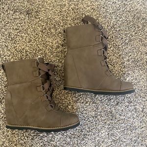 Universal thread wedge combat bootie